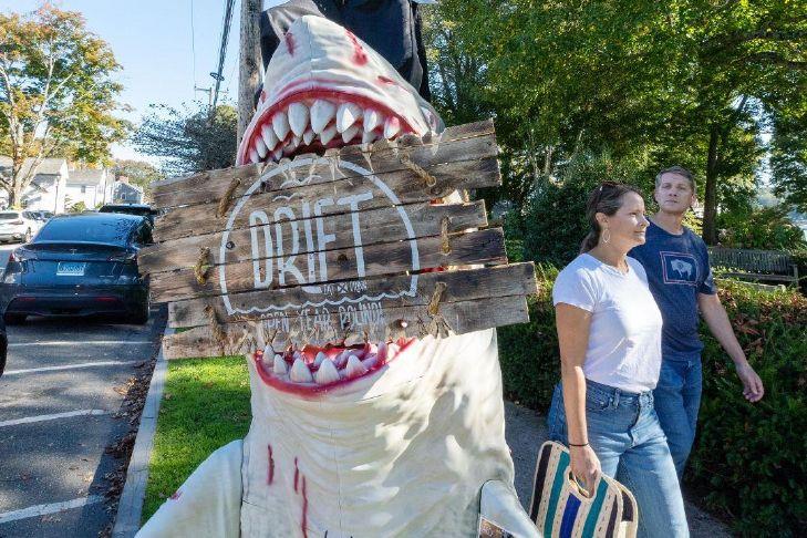 Essex Scarecrow Contest 'Jaws' Onlookers | Zip06 Sally and Steve