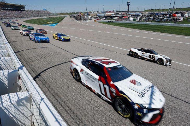 Tyler Reddick passes Kyle Larson on the final lap of OT to win NASCAR Cup Series race at Kansas