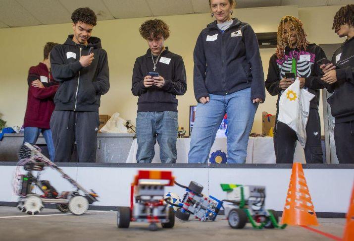 Norwich expo exposes students to manufacturing careers
