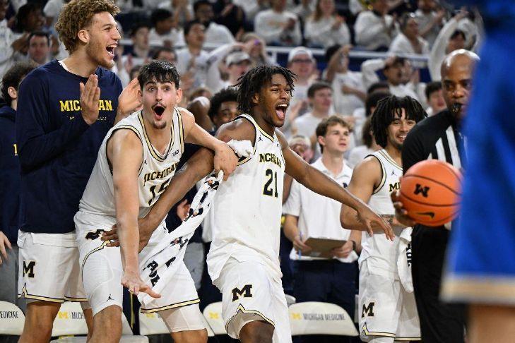 Michigan rises to No. 1 in AP Top 25 men's hoops poll for 1st time since January 2013; UConn moves up to No. 5
