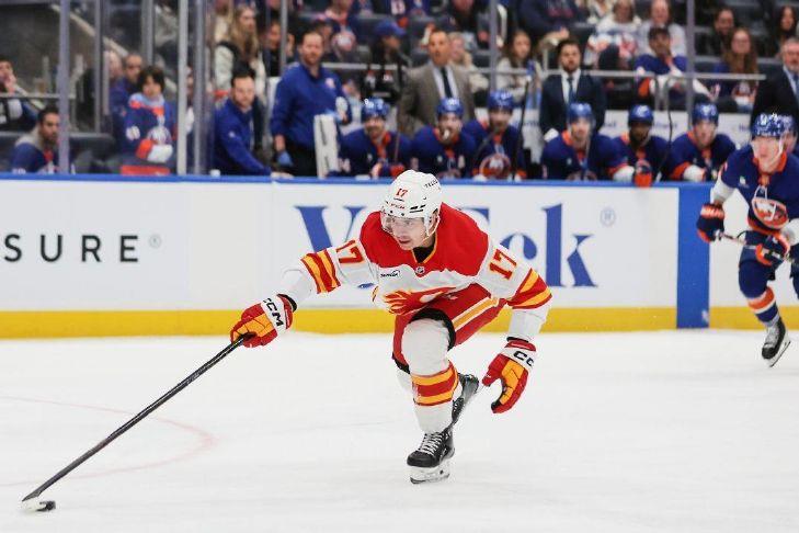 Holmstrom scores 2 as Islanders race to an early lead, hold on to beat Flames 3-2